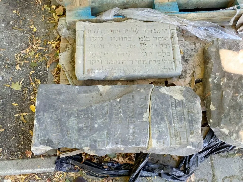 Przez lata nagrobki leżały tuż obok domów. Tragiczna historia ujrzała światło dzienne [zdjęcia] - Zdjęcie główne