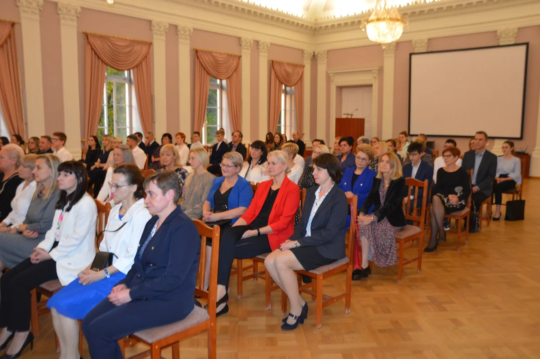 Wręczenie nagród dla nauczycieli i uczniom w ramach Dnia Edukacji Narodowej