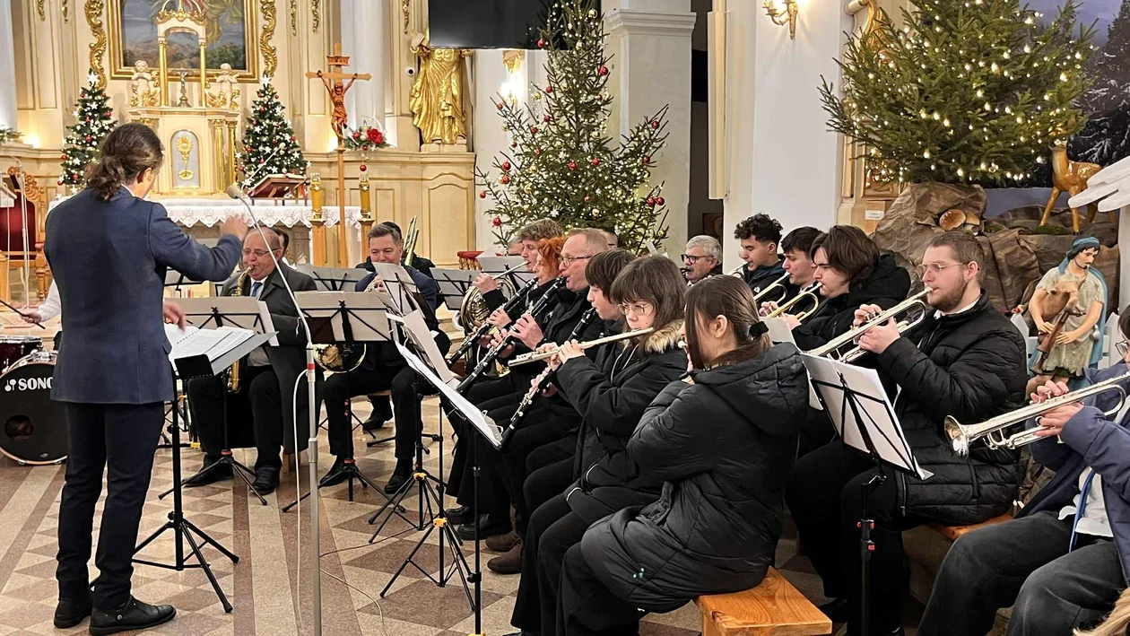 Kolędy i pastorałki wypełniły biłgorajską świątynię. Trwa niezwykły koncert (foto) - Zdjęcie główne