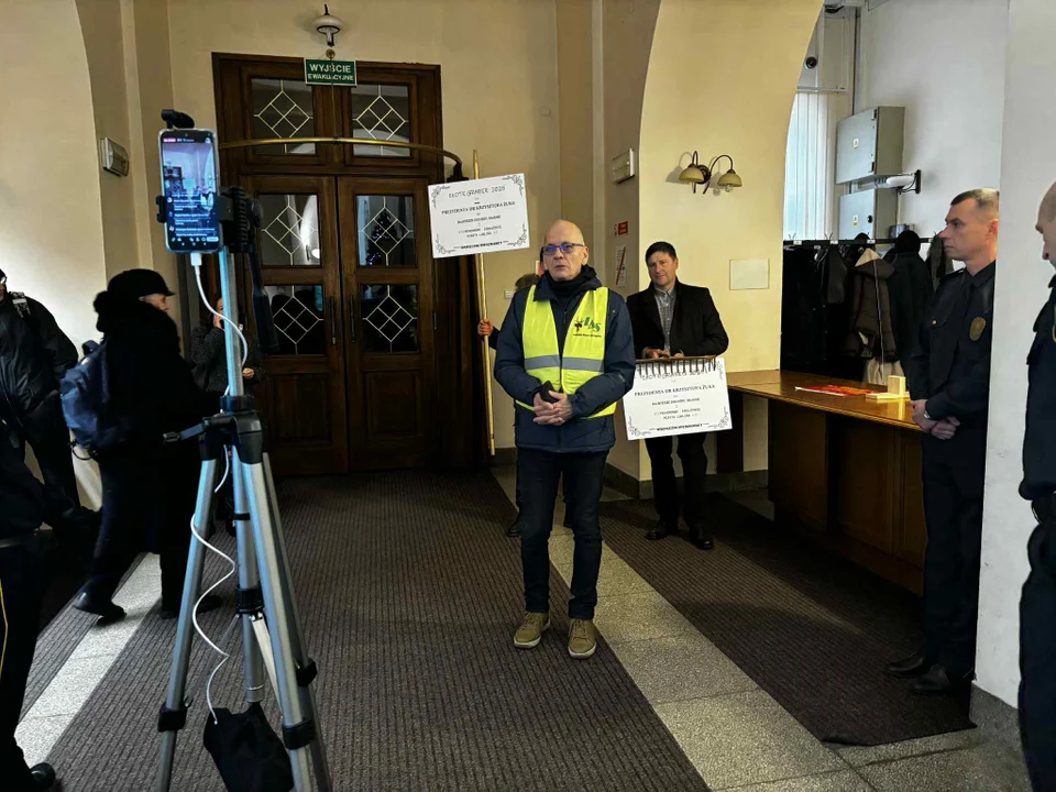 "Złote Grabie" za podwyżki i rekordowy dług. Aktywiści podliczają 15 lat rządów prezydenta Lublina