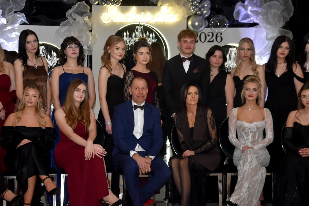 Studniówka Kościuszko cz.2 zdjęcia klasowe i kwiaty dla nauczycieli