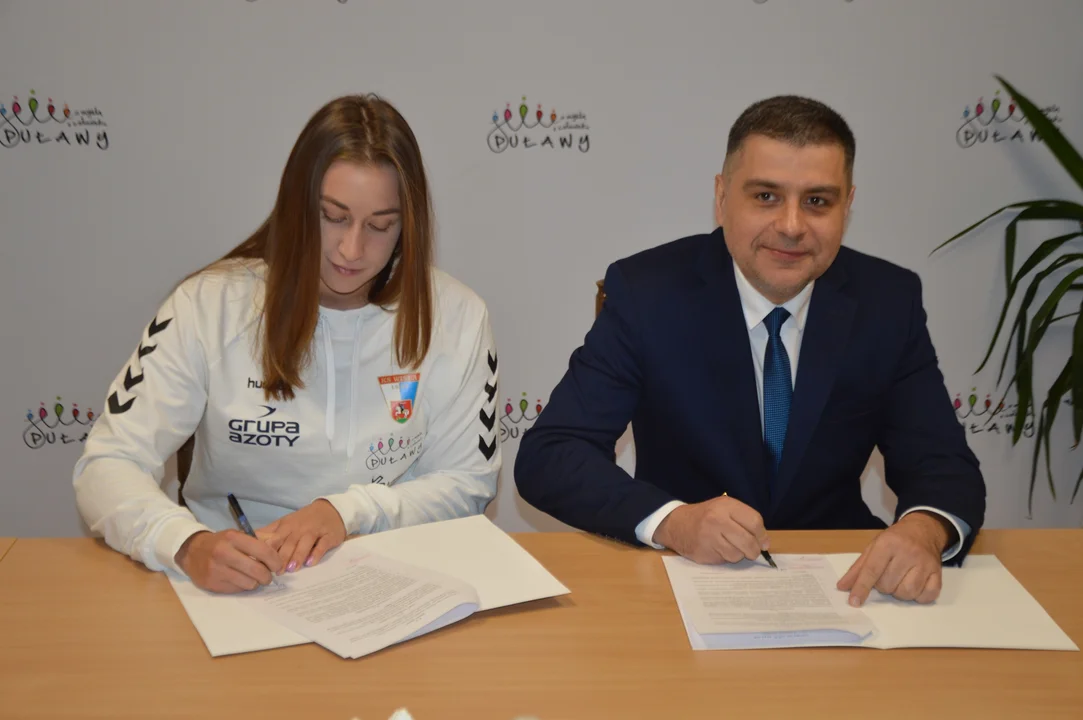 Podpisanie umowy pomiędzy Malwiną Kopron a Miastem Puławy