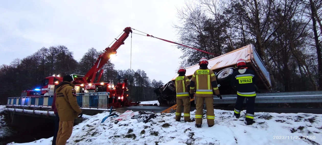Powiat parczewski: Ciężarówka wjechała do kanału. Pomogli strażacy