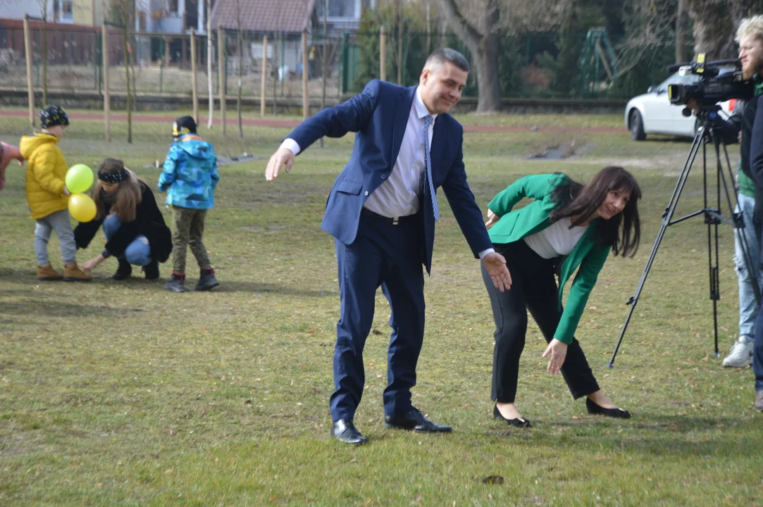 Otwarcie ogrodu sensorycznego i plac zabaw w SP nr 4 im. Mikołaja Kopernika w Puławach