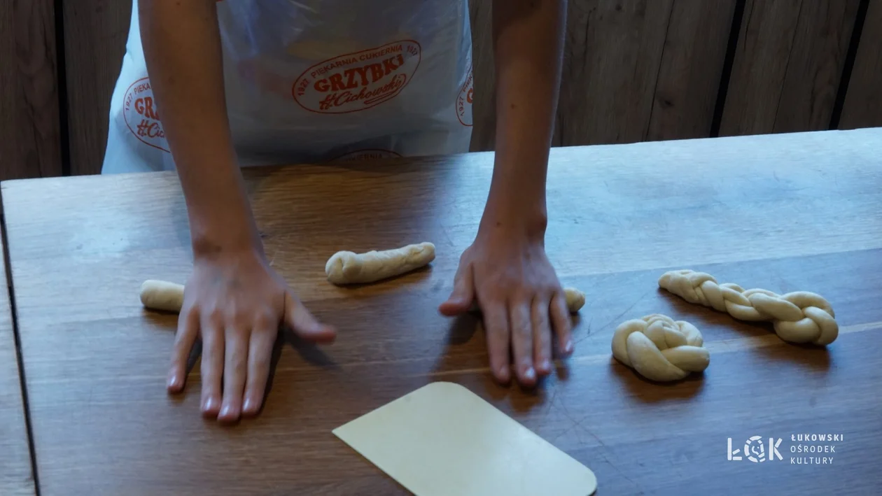 Wakacje z ŁOK. Dzieci piekły własne bułki, chałki oraz pizzę