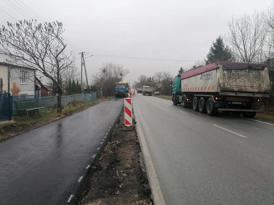 Przy drodze wojewódzkiej 824 w miejscowości Elżbieta trwa budowa chodnika