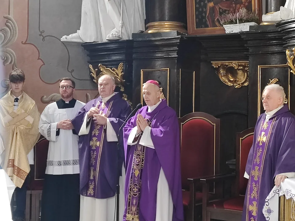 Biskup Grzegorz Suchodolski odwiedził Parafię Podwyższenia Krzyża Św. Ingres Biskupa z plebanii do kościoła i msza święta