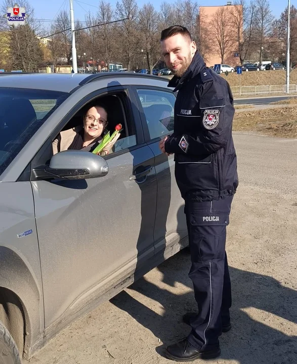 Lublin: Niespodzianka policjantów z okazji Dnia Kobiet. Dla każdej zatrzymanej do kontroli kierującej