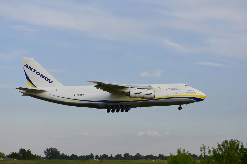 Gigant wylądował na lubelskim lotnisku. To Antonow An-124 Rusłan [ZDJĘCIA]