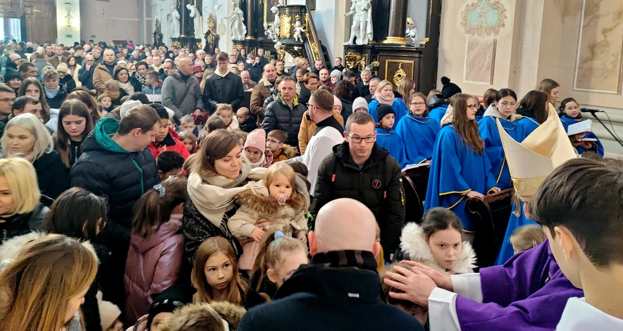 Dzieci z rodzicami modliły się podczas mszy św. z udziałem Bpa Grzegorza Suchodolskiego. Błogosławieństwo przez nałożenie rąk