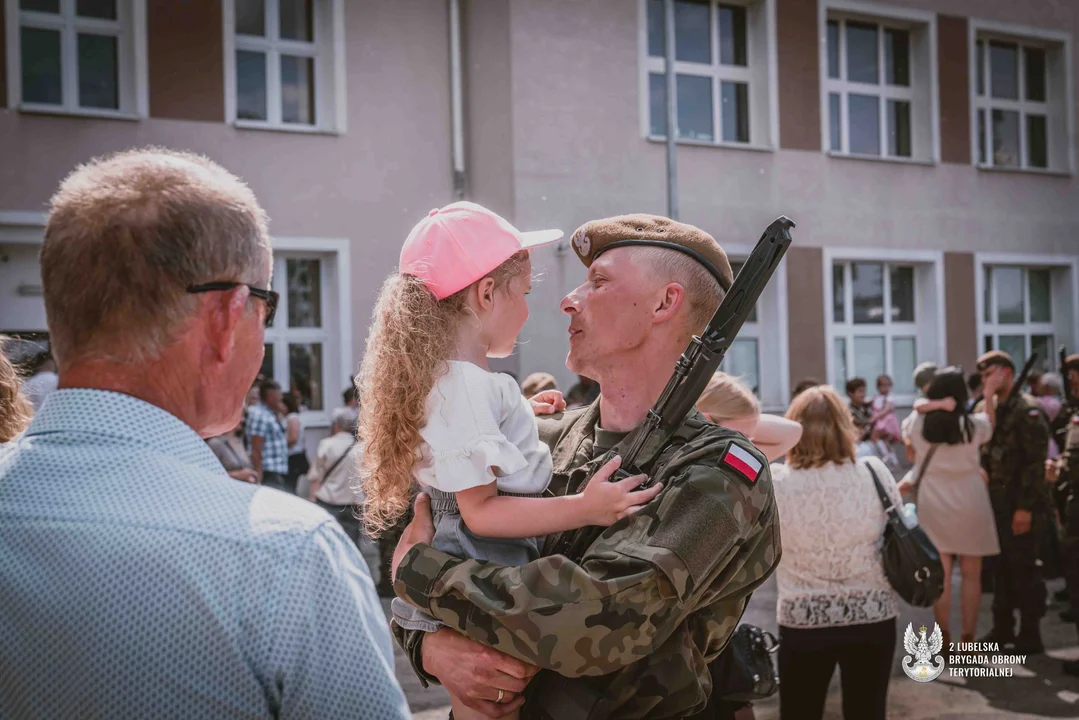 Lublin: Nowi terytorialsi złożyli uroczystą przysięgę wojskowa. Wśród nich matka i syn