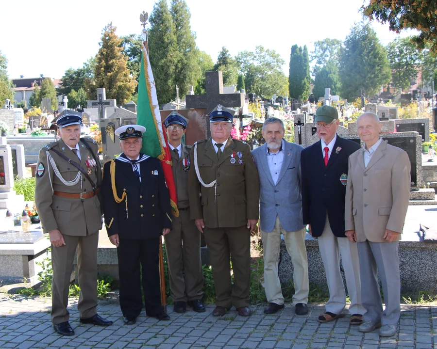 Związek Kombatantów uczcił rocznicę II wojny światowej. Uroczystość na cmentarzu  w Lubartowie (zdjęcia) - Zdjęcie główne