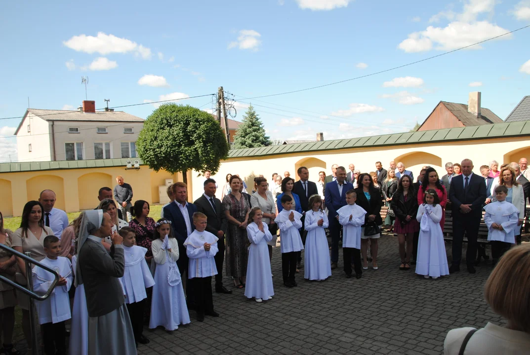 Uczniowie z klas III A i III C z SP nr 2 w Opolu Lubelskim przystąpili do I Komunii Świętej 3 czerwca o godz. 10