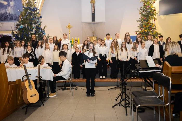 Owacje na stojąco dla chóru Cantabille w kościele świętego Józefa (zdjęcia) - Zdjęcie główne