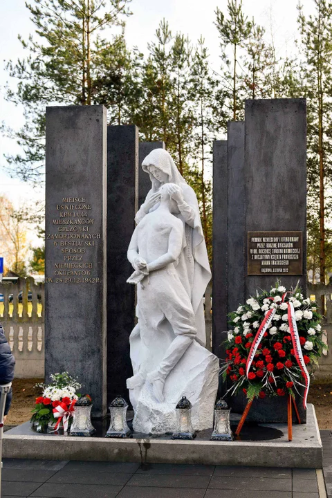 Mieszkańcy Gręzówki uczcili pamięć pomordowanych za pomoc partyzantom w 1942 r.(ZDJĘCIA)Nowe nagrobki i pomnik na cmentarzu. - Zdjęcie główne