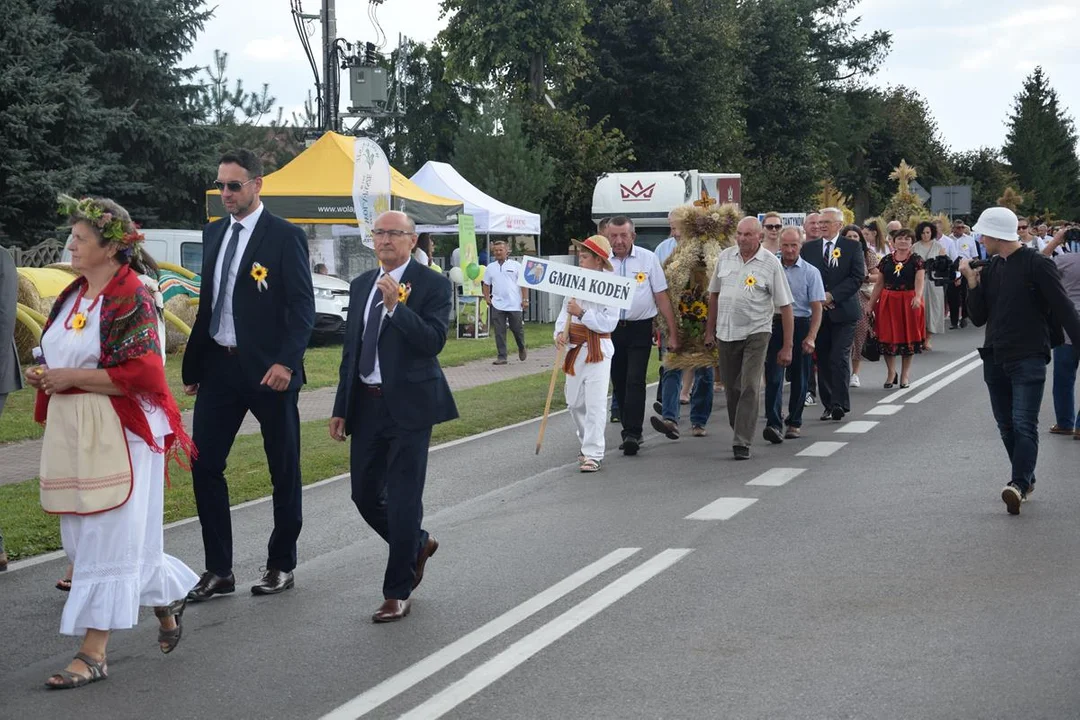 Dożynki Powiatowe w Drelowie 2023. Korowód i prezentacja wieńców