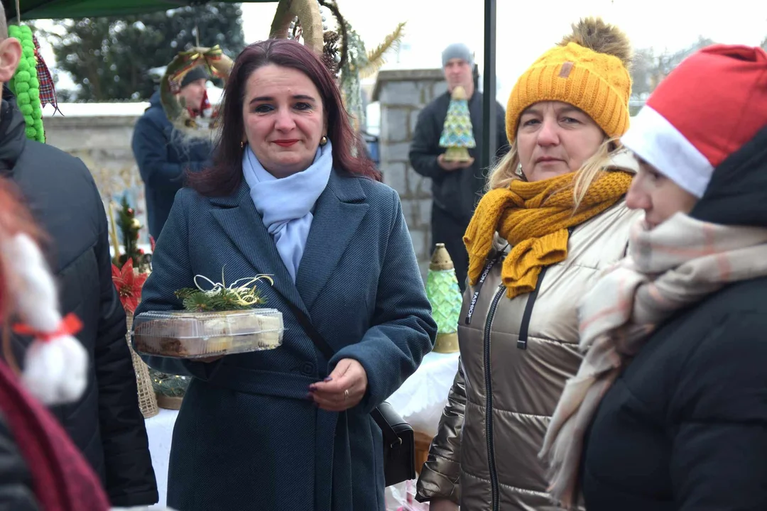 Koło Gospodyń Wiejskich w Zimnej Wodzie zaprosiło na kiermasz świąteczny na pomoc Marcie Ochnik