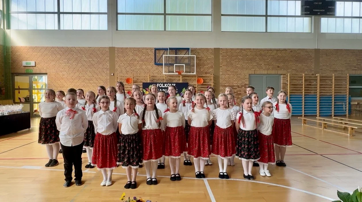 „Folkowe Wariacje” w SP nr 1 w Puławach. „Jedyneczka” podsumowała pierwszy rok działalności - Zdjęcie główne