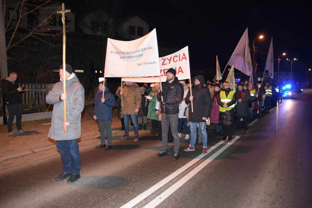 Marsz Życia przeszedł ulicami Łukowa (zdjęcia) Uczestnicy złożyli kwiaty pod pomnikiem dzieci utraconych - Zdjęcie główne