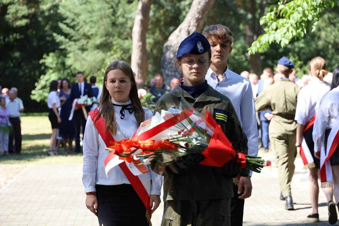 Łuków Pamięta: Uroczyste Obchody Święta Wojska Polskiego na Cmentarzu Wojennym - Zdjęcie główne