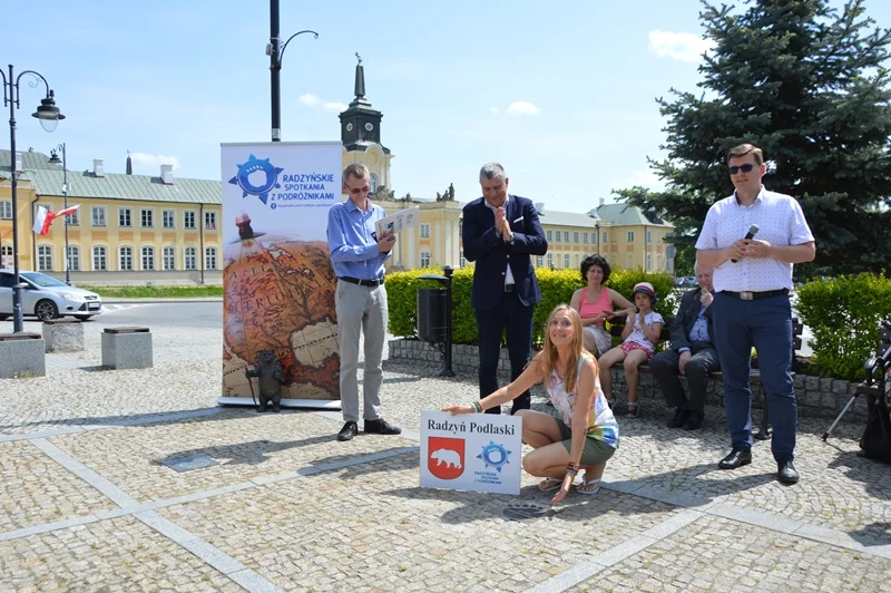 Beata Pawlikowska na Skwerze Podróżników w Radzyniu - Zdjęcie główne