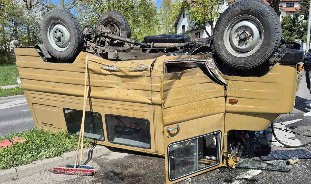 Lubelskie: Groźne dachowanie Żuka. Zderzył się z innym samochodem