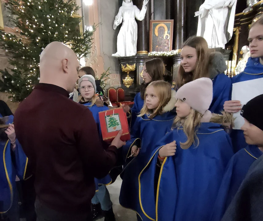 Schola „Promyczki” zaśpiewała kolędy i pastorałki (ZDJĘCIA)