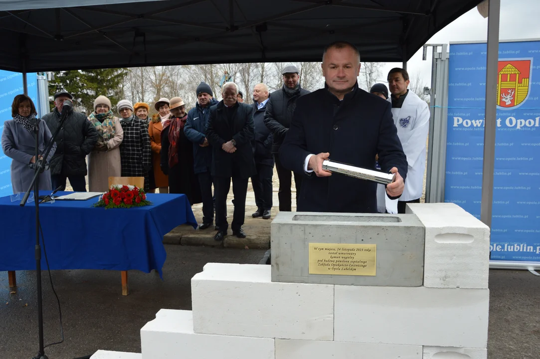 Uroczystość wmurowania kamienia węgielnego pod budowę pawilonu szpitalnego w Opolu Lubelskim