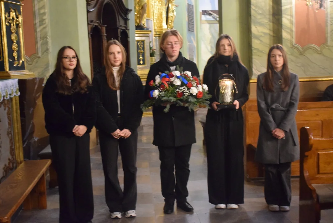 Złożenie kwiatów na nagrobku Sanguszków