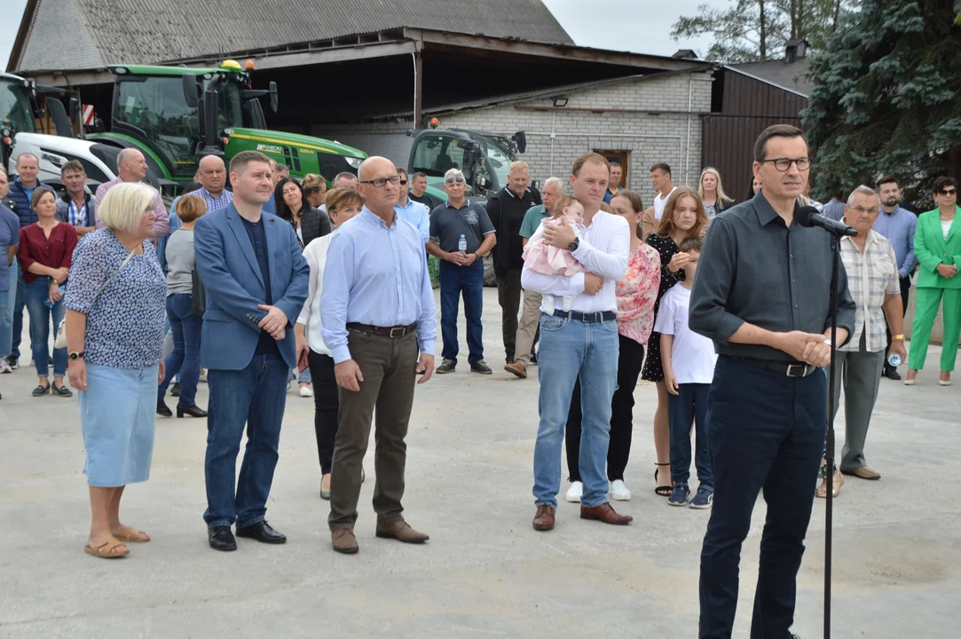 Wizyta premiera Mateusza Morawieckiego w Dębie w gm. Kurów