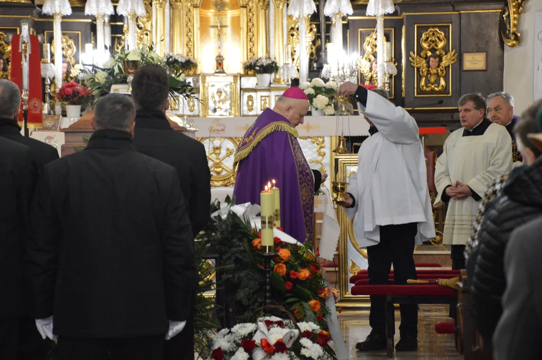 Uroczystość pogrzebowa ks. Leona Pietronia