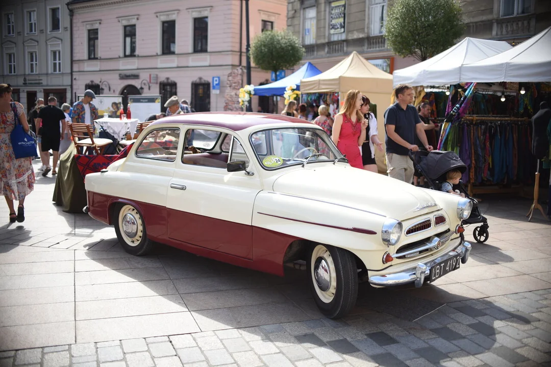 Motoryzacyjne perełki stanęły na placu Łokietka [ZDJĘCIA] - Zdjęcie główne