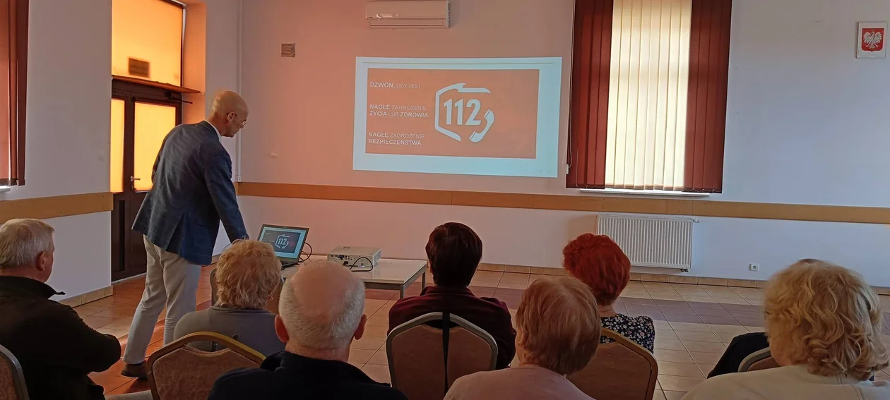 Seniorzy z Ryżek ćwiczą