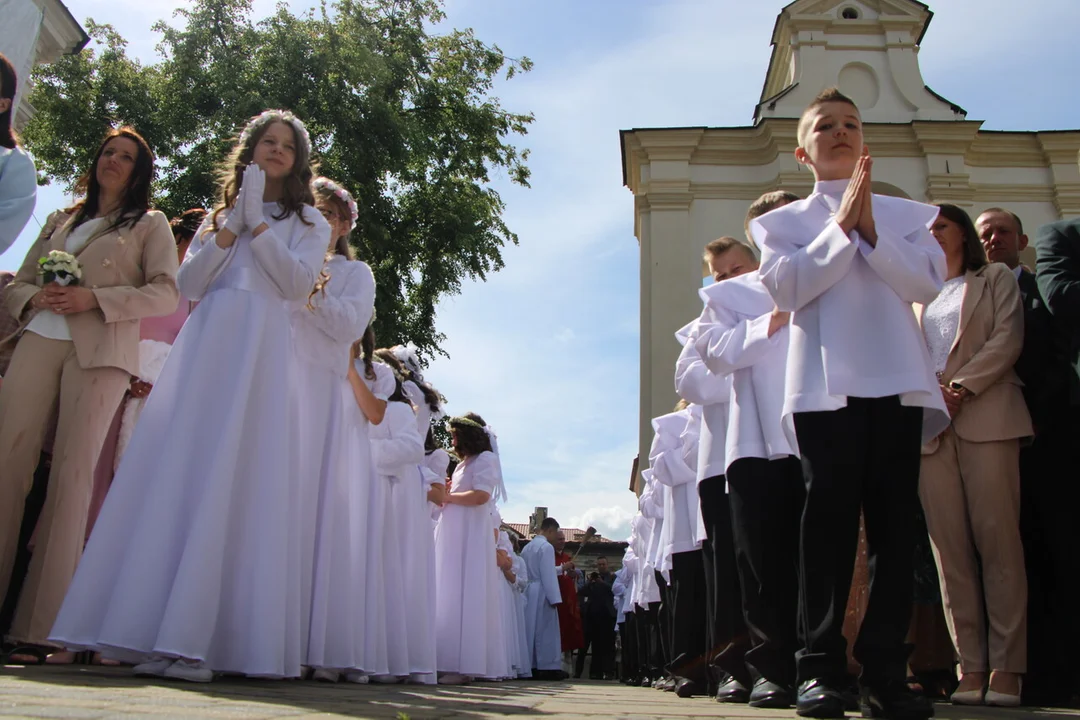 Pierwsza komunia dzieci z parafii św. Anny w Lubartowie. Błogosławieństwo od papieża Franciszka (zdjęcia) - Zdjęcie główne