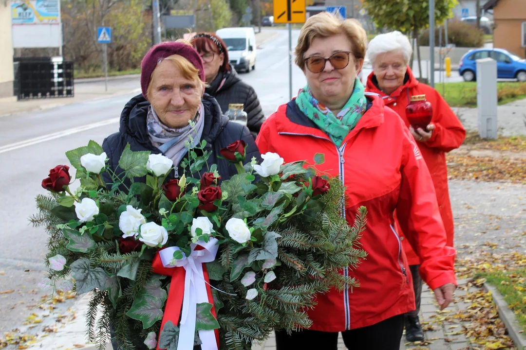 Seniorzy ze Stoczka Łukowskiego złożyli własnoręczną wiązankę pod pomnikiem kapitana "Ostoi"