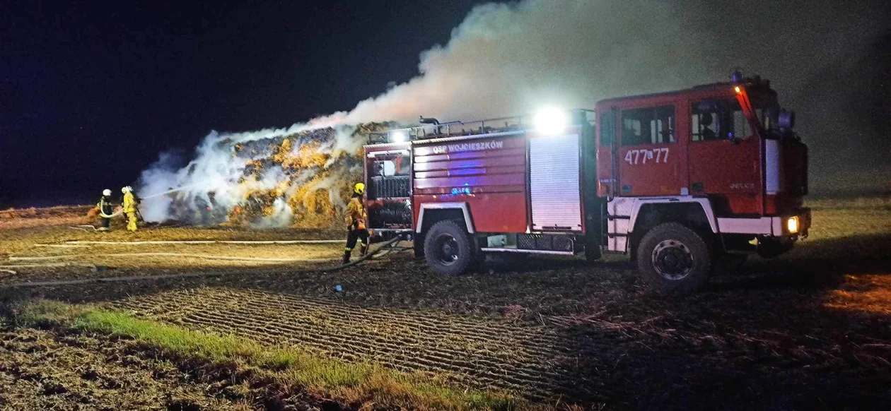 Ogromny pożar w gminie Serokomla. Paliło się aż 160 bel słomy