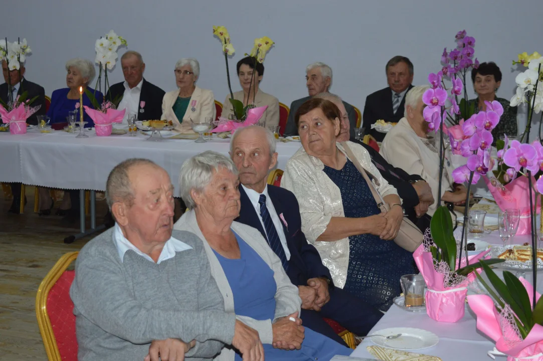 GMINA TRZEBIESZÓW Złoci Jubilaci idą razem przez życie od 50 lat. Uroczystość wręczenia medali od prezydenta RP.