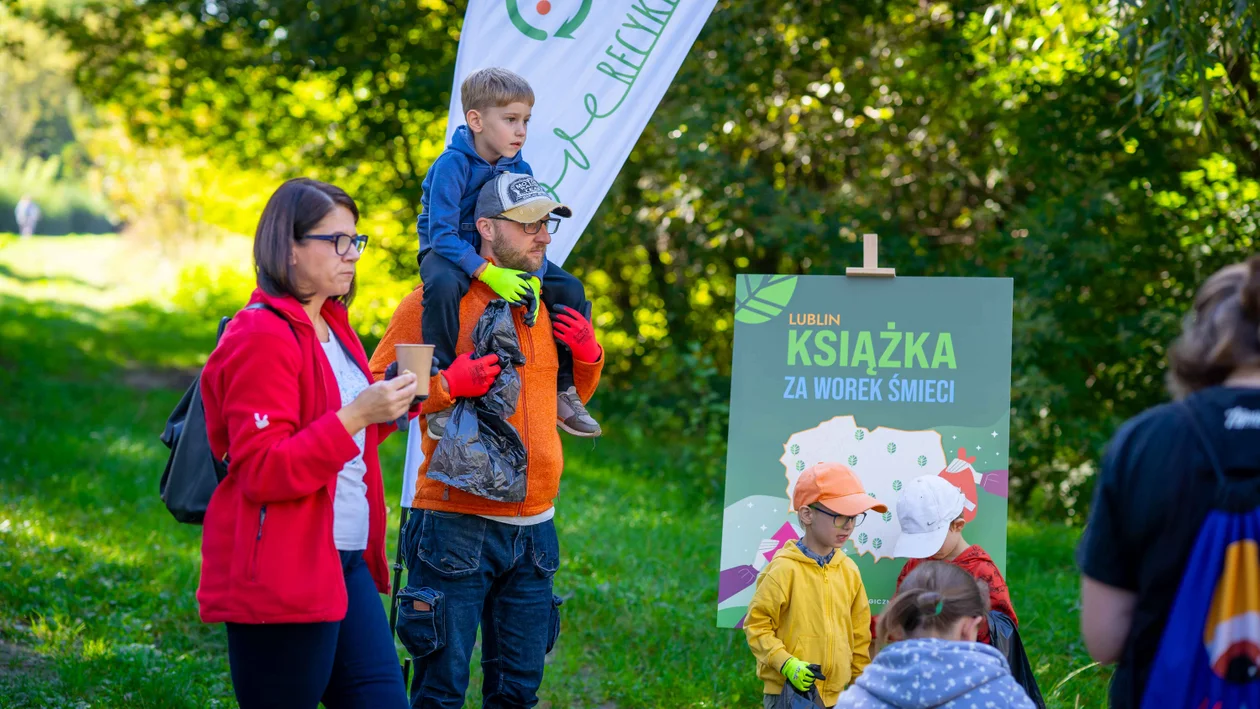 Lublin: Posprzątali w zamian za książki. Ponad 40 osób wzięło udział w akcji "Książka za worek śmieci"