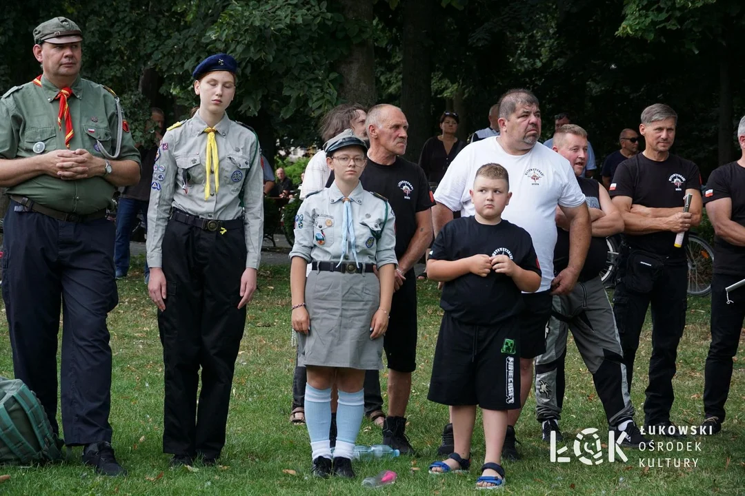 Przy „Mówiącym kamieniu” uczczono pamięć Powstańców Warszawskich (zdjęcia) - Zdjęcie główne