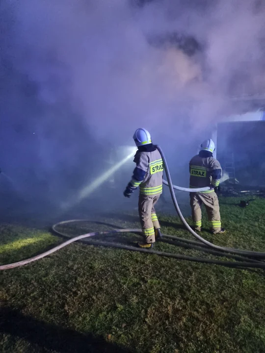 Ogromny pożar w Serokomli. Ogień pojawił się w garażu z drzewem