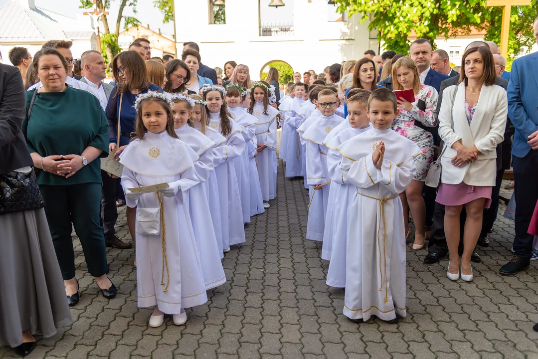 Młodzi parafianie z parafii Trójcy Świętej przyjęli uroczyście sakrament Komunii Świętej - Zdjęcie główne