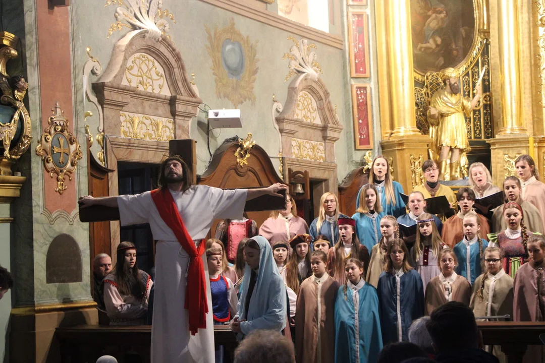 Pieśni pasyjne w bazylice św. Anny Lubartowie. Koncert zespołów z Poniatowej (zdjęcia) - Zdjęcie główne