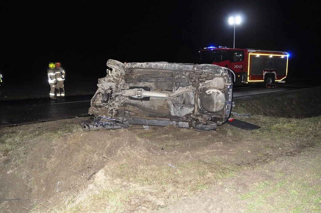 Powiat bialski: Samochód uderzył w betonowy przepust. Dwie osoby w szpitalu - Zdjęcie główne