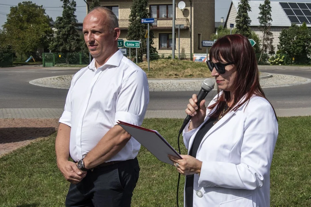 Pamiątkowe tablice ,,Wielcy Polacy z naszej ziemi” na rondzie w Łazach