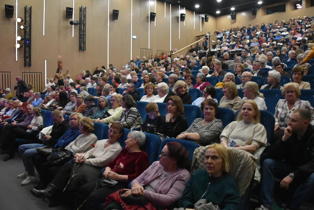 Sala MOK-u pękała w szwach! Zobacz, jak Międzyrzec świętował Dzień Kobiet