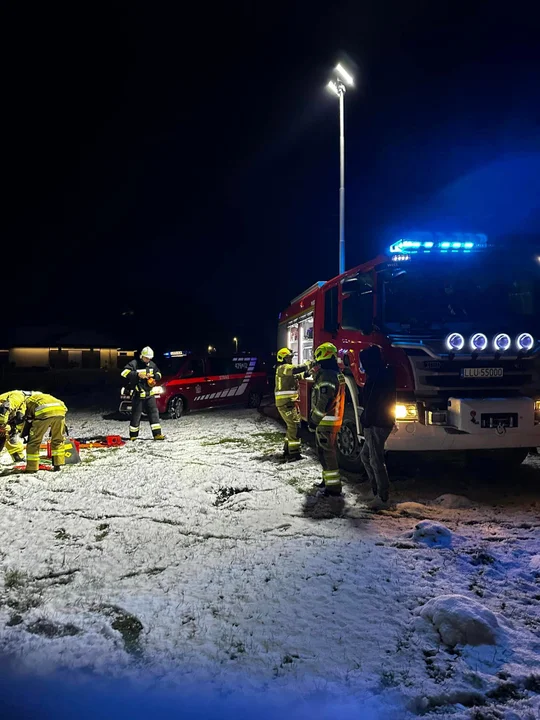 Pod osłoną nocy OSP Krzywda testuje umiejętności. Symulacje pożaru i pomocy poszkodowanemu