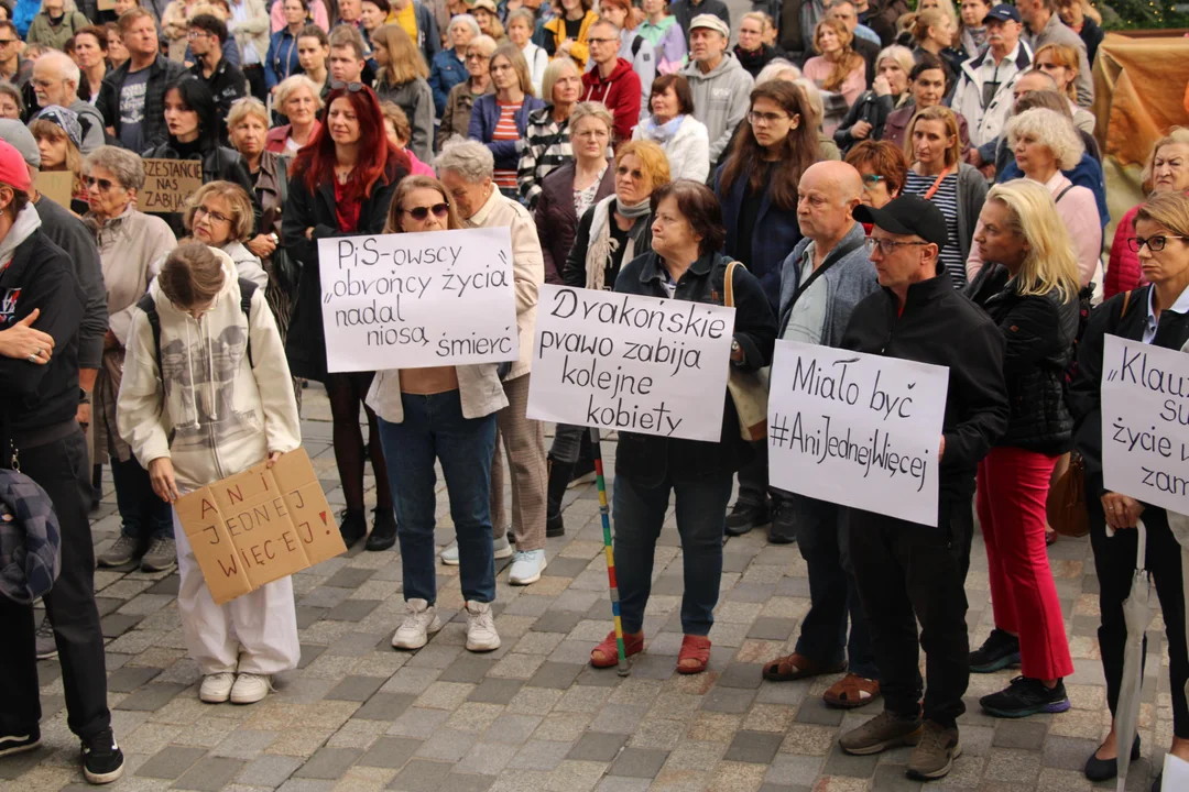 "Ani jednej więcej". Protest w Lublinie po śmierci ciężarnej Doroty