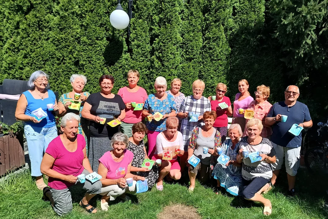 Seniorzy  uczyli się malowania na porcelanie. Zobaczcie jak im pięknie wyszło! - Zdjęcie główne