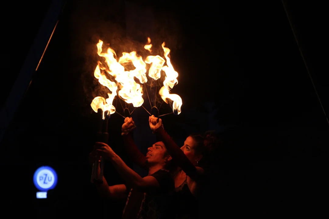 Akrobacje i fire show na rynku w Lubartowie. Festiwal Singera (zdjęcia) - Zdjęcie główne