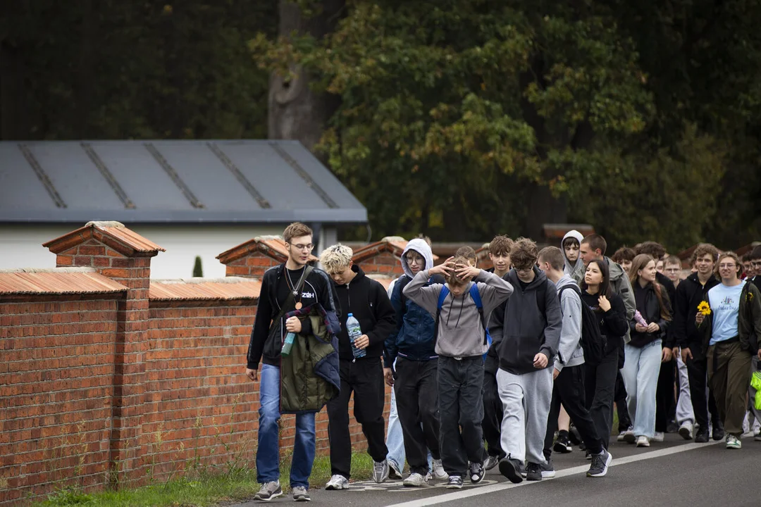 Pierwszoklasiści z ZS 2 integrowali się w Kozłówce (zdjęcia) - Zdjęcie główne